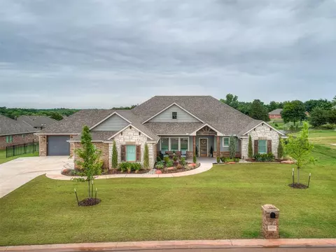 10220 Oakwood Dr, Edmond, OK 73025