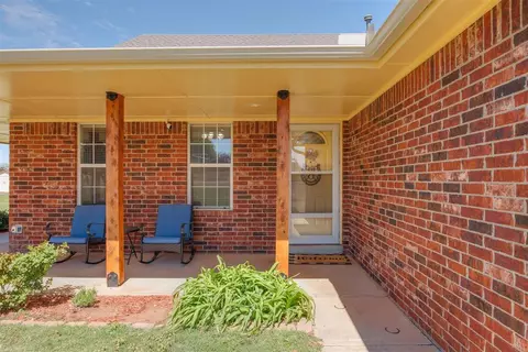 2310 Walnut Dr, Tuttle, OK 73089 photo 4