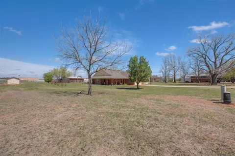 2310 Walnut Dr, Tuttle, OK 73089 photo 3