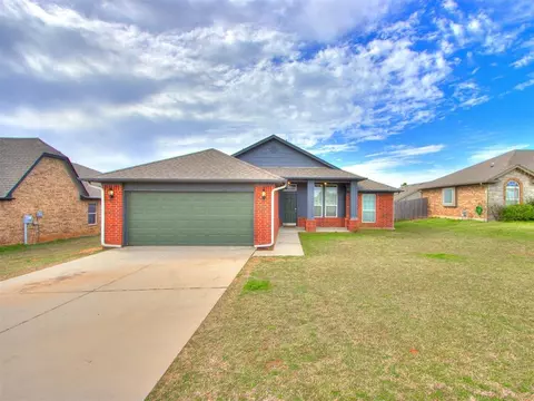 2208 SE 7th St, Moore, OK 73160