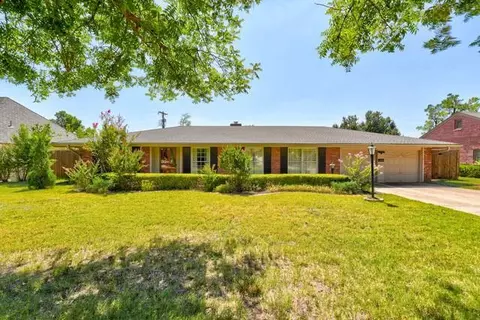 1608 Drakestone Ave, Nichols Hills, OK 73120