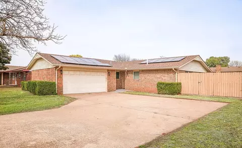220 N Eastern Ave, Elk City, OK 73644
