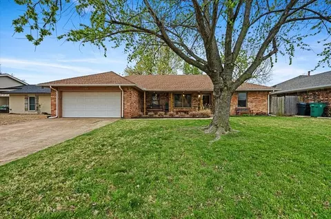 1915 Lankestar Way, Yukon, OK 73099