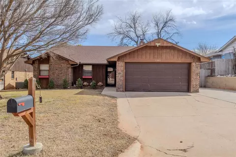 1302 Redstone Dr, Clinton, OK 73601