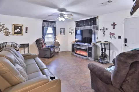 801 N Brooks St, Broken Bow, OK 74728 photo 2