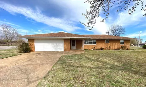 732 N Arapaho Ave, Hydro, OK 73048