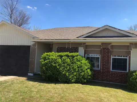 1712 W Regency Blvd, Moore, OK 73160