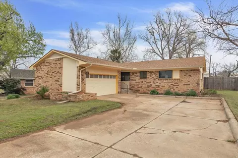 6904 N Grove Ave, Warr Acres, OK 73132