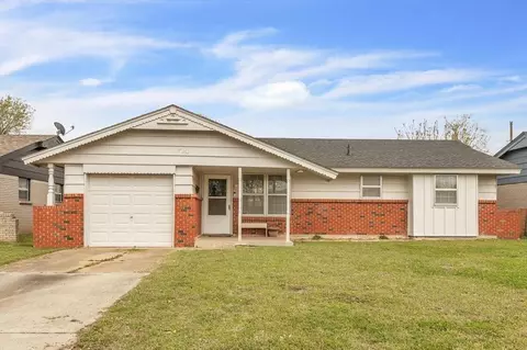 939 SW 1st St, Moore, OK 73160