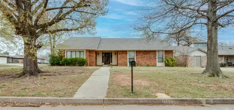 2424 Appleway St, Edmond, OK 73013
