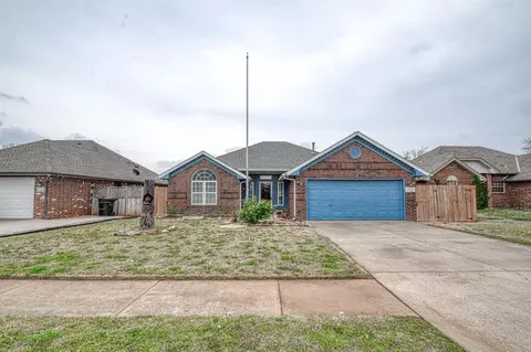 1020 NE 25th St, Moore, OK 73160