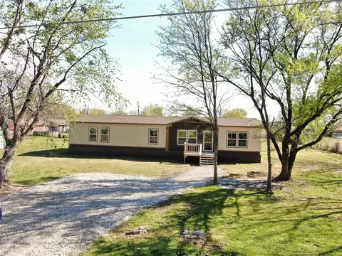 1105 W Bushyhead Ave, Nowata, OK 74048
