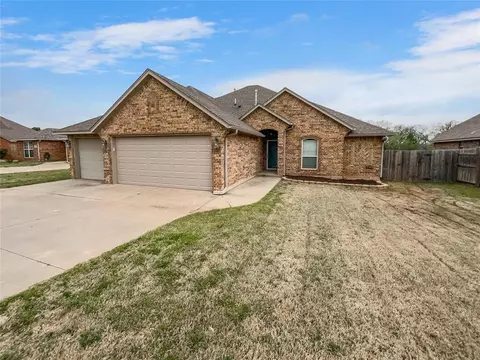 1125 Desiree Pl, Moore, OK 73160