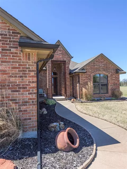 1611 Camelot St, Tuttle, OK 73089 photo 3