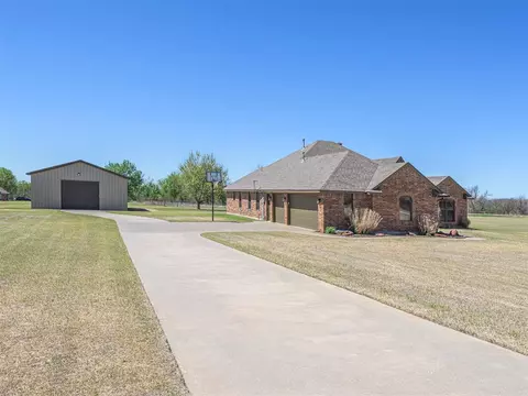 1611 Camelot St, Tuttle, OK 73089 photo 2