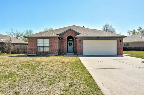 904 Sennybridge Dr, Yukon, OK 73099