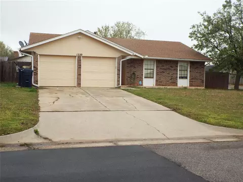 1220 Edinburg Dr, Yukon, OK 73099