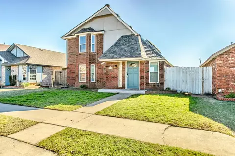 2128 Briarcliff Dr, Moore, OK 73170