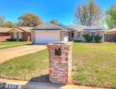 1328 Nottoway Dr, Midwest City, OK 73130