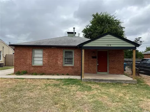 228 E Kittyhawk Dr, Midwest City, OK 73110