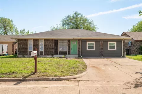 1052 Hargis Ln, Moore, OK 73160