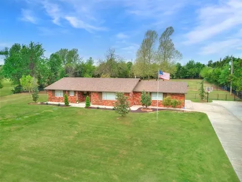 609 S Chloe Ln, Mustang, OK 73064