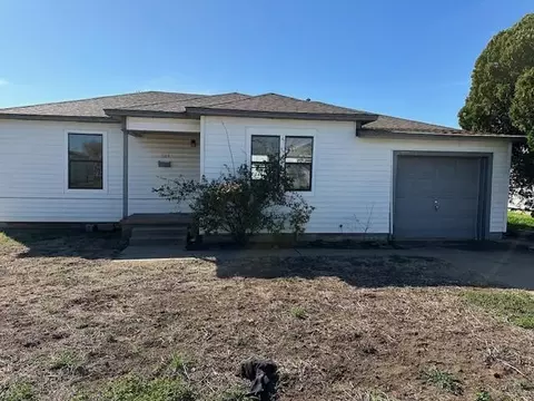 1104 E Chestnut St, Altus, OK 73521