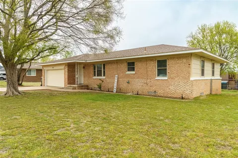 832 Mimosa Dr, Watonga, OK 73772 photo 2