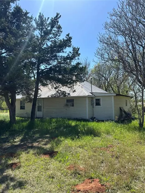 720 S Phillips Ave, Leedey, OK 73654