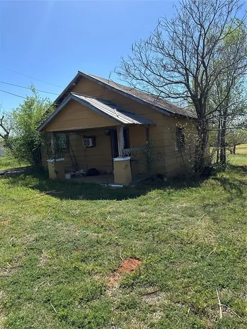 806 S Schley Ave, Leedey, OK 73654