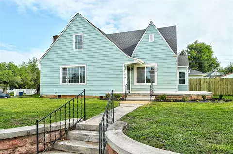 702 E Noble Ave, Guthrie, OK 73044 photo 2