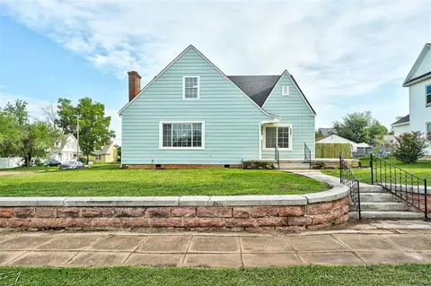 702 E Noble Ave, Guthrie, OK 73044 photo 3