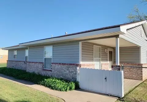 812 E 9th St, Cordell, OK 73632