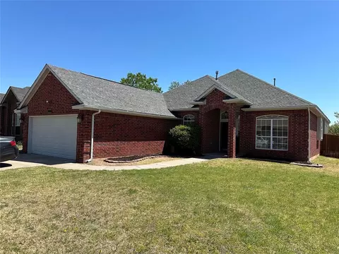 900 Black Jack Ln, Moore, OK 73160