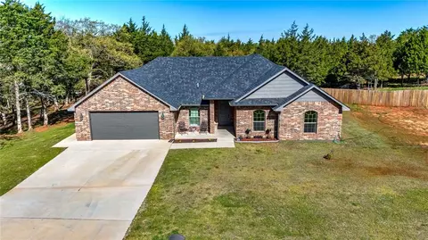 345 Redbud Ln, Guthrie, OK 73044