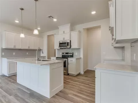 1105 N Silver Leaf Dr, Moore, OK 73160 photo 3