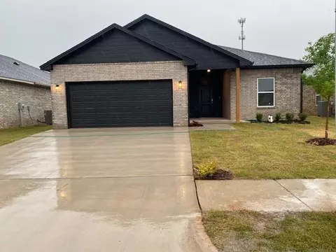 1105 N Silver Leaf Dr, Moore, OK 73160