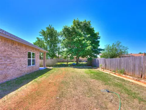 1105 N Silver Leaf Dr, Moore, OK 73160 photo 37