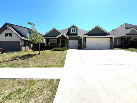 605 Side Track Rd, Yukon, OK 73099