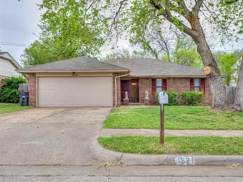 1521 NE 3rd St, Moore, OK 73160