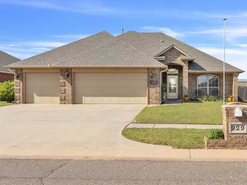 929 NE 30th St, Moore, OK 73160