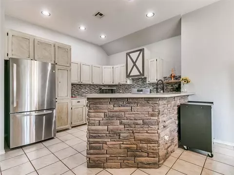 541 Elder Ln, Mustang, OK 73064 photo 4