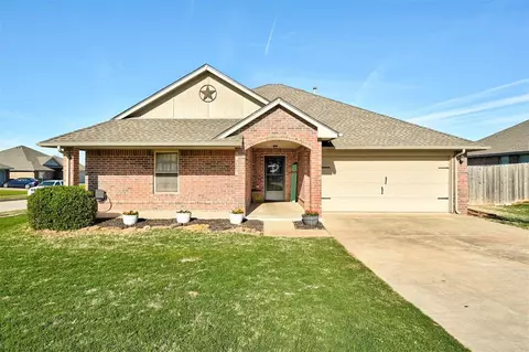 605 S Hillcrest Court Ln, Mustang, OK 73064