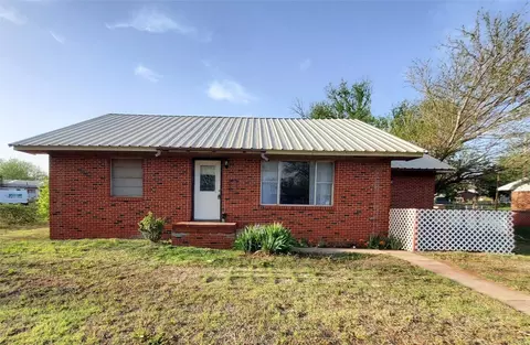 402 N 3rd St, Sayre, OK 73662