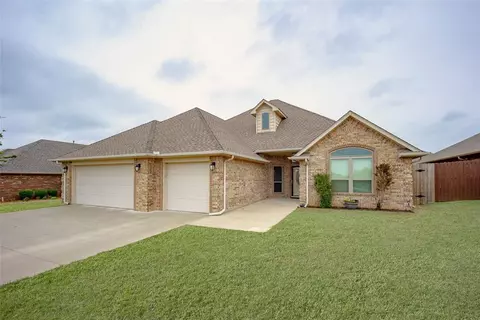 2409 SE 12th St, Moore, OK 73160