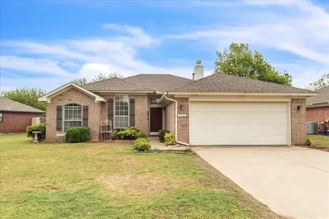908 Sennybridge Dr, Yukon, OK 73099
