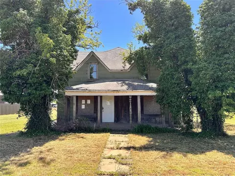 608 8th St, Bessie, OK 73622