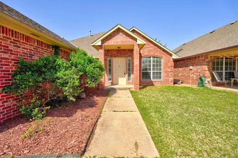 19 S Ridge Pointe Dr, Edmond, OK 73034