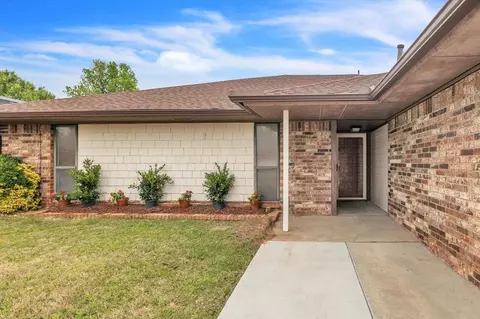 313 E Platt Dr, Yukon, OK 73099 photo 3