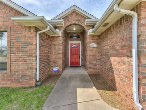 2921 Lacey Dr, Chickasha, OK 73018